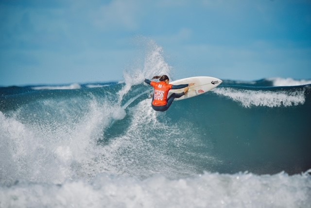 Ochoa surfeando una ola