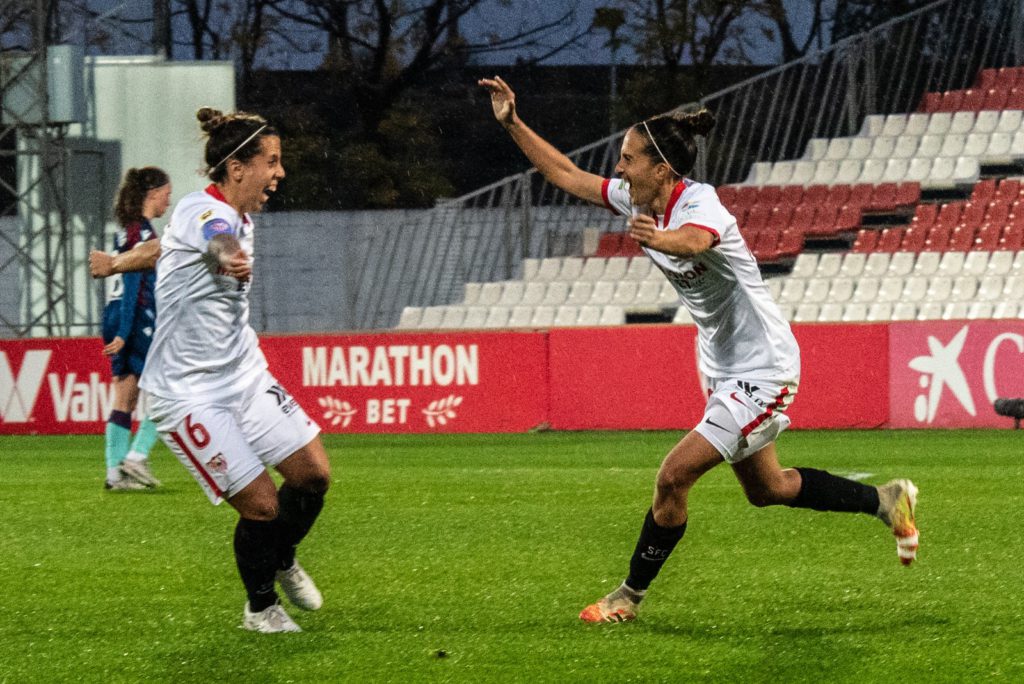 Virgy celebrando su gol para el Sevilla
