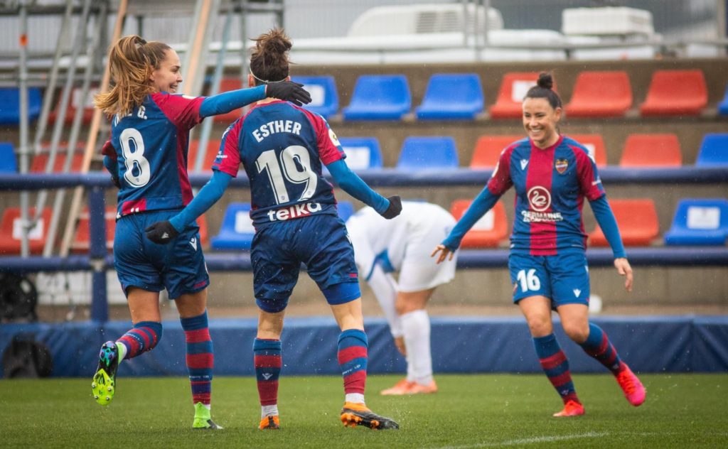 Esther González del Levante celebrando su gol