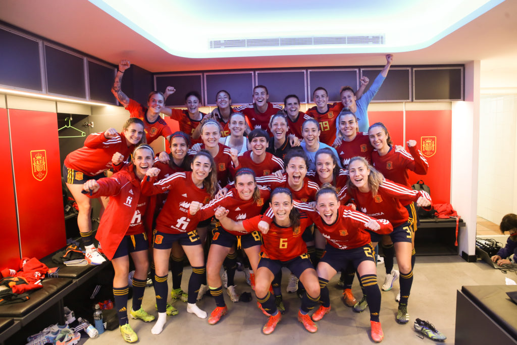 Celebración en vestuario deEspaña vence a toda una campeona de Europa