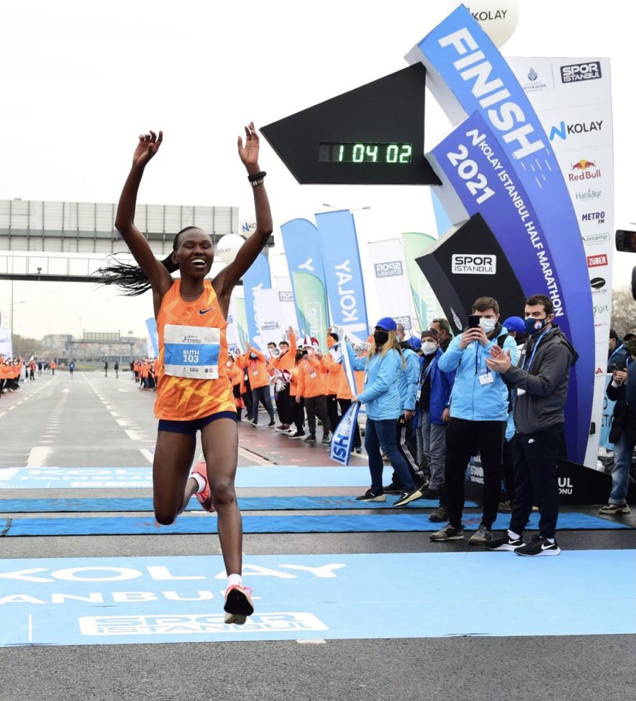Ruth Chepngetich rompe el record del mundo