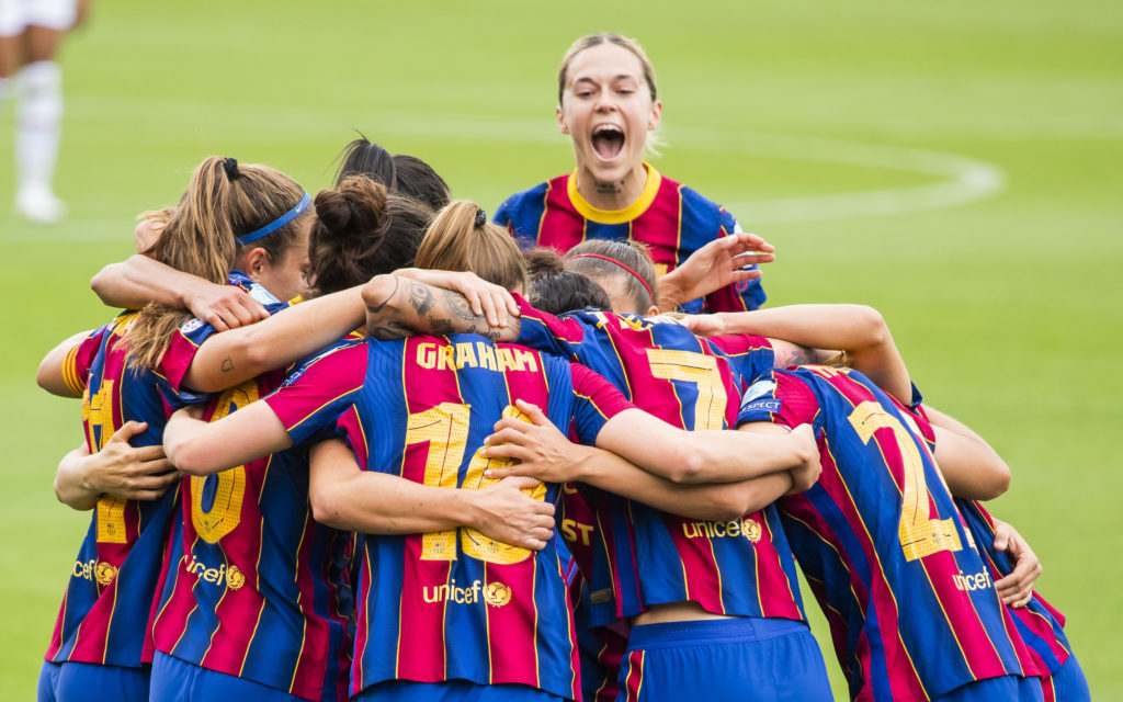 Abrazo entre las jugadoras del Barça tras la victoria
