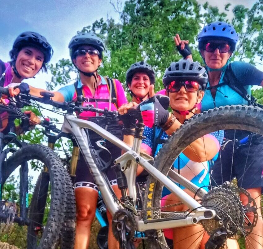 Erkuden Almagro con las compañeras de las Quedadas Women in Bike